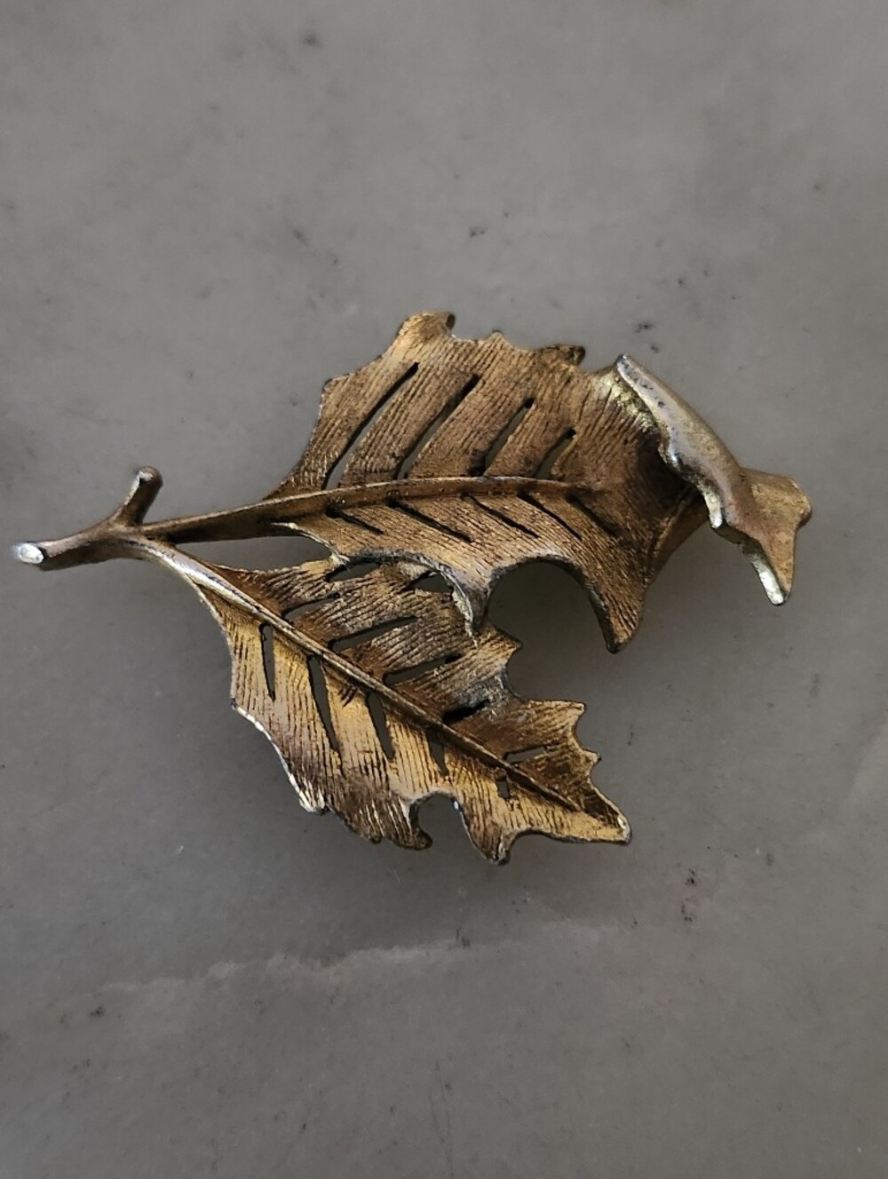 Vtg Textured Gold Tone Double Leaf Brooch - Picture 2 of 6